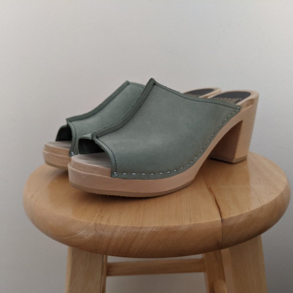 Clog sandals in Sage